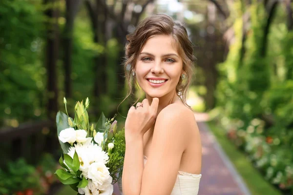 Beautiful Young Bride Wedding Bouquet Outdoors — Stock Photo, Image