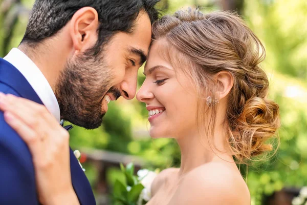 Verheugd Huwelijksfeest Paar Buitenshuis — Stockfoto