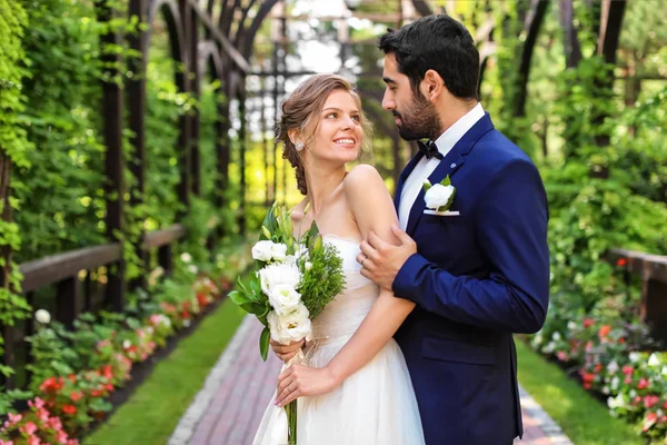 Sposi Felici Con Bel Bouquet Sposa All Aperto — Foto Stock