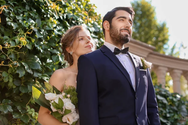 Happy Wedding Couple Outdoors — Stock Photo, Image