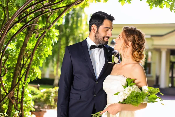 Pareja Feliz Boda Bajo Arco Floral Aire Libre — Foto de Stock