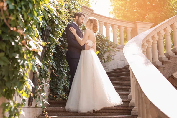 Happy Wedding Couple Stairs Outdoors — Stock Photo, Image