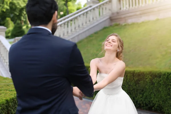 Gelukkig Jonge Bruid Met Haar Bruidegom Buitenshuis — Stockfoto