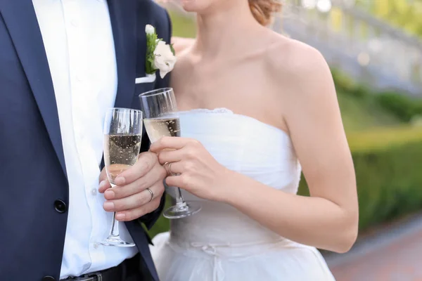 愉快的新婚夫妇与杯子香槟户外 — 图库照片