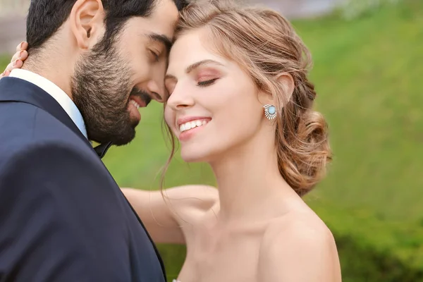 Felice Giovane Sposa Con Suo Sposo All Aperto — Foto Stock