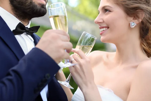 Счастливая Свадебная Пара Бокалами Шампанского Открытом Воздухе — стоковое фото