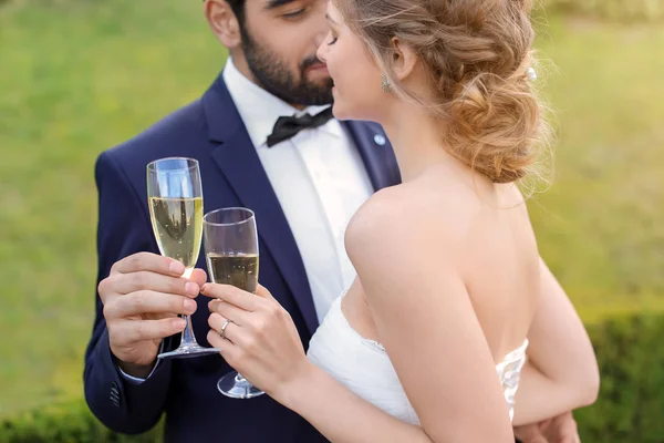Joyeux Couple Mariage Avec Des Verres Champagne Extérieur — Photo
