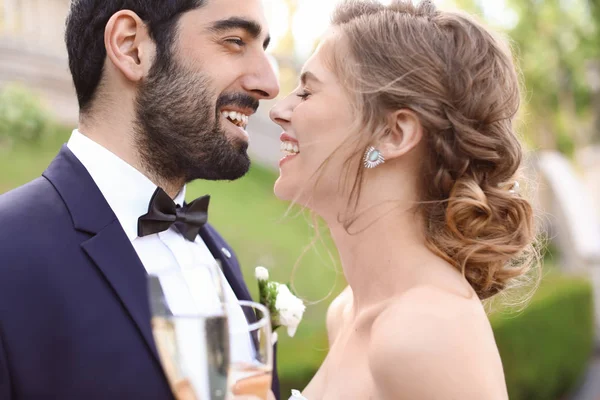 Šťastný Svatební Pár Brýlemi Šampaňského Venku — Stock fotografie