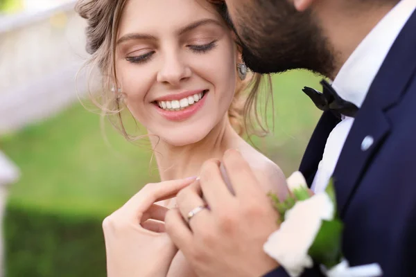 Knappe Jonge Bruidegom Kussen Zijn Gelukkige Bruid Buitenshuis — Stockfoto