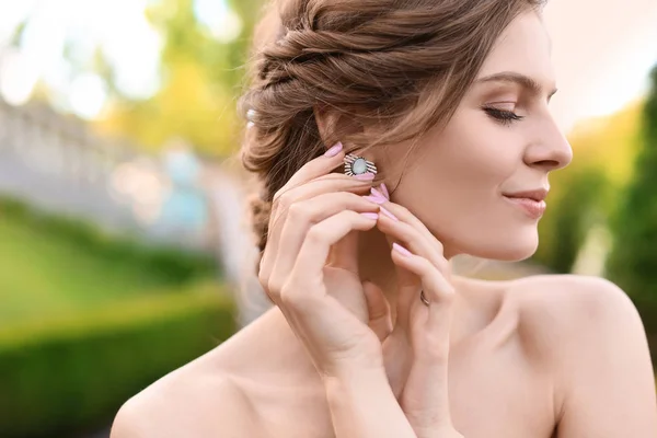 Portrét Krásné Mladé Nevěsty Elegantní Earring Venku — Stock fotografie