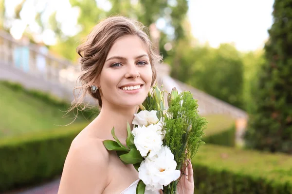 Beautiful Young Bride Wedding Bouquet Outdoors — Stock Photo, Image