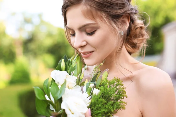 Schöne Junge Braut Mit Brautstrauß Freien — Stockfoto