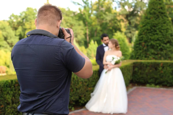 Profesionální Fotograf Pořizování Fotografie Svatební Pár Venku — Stock fotografie