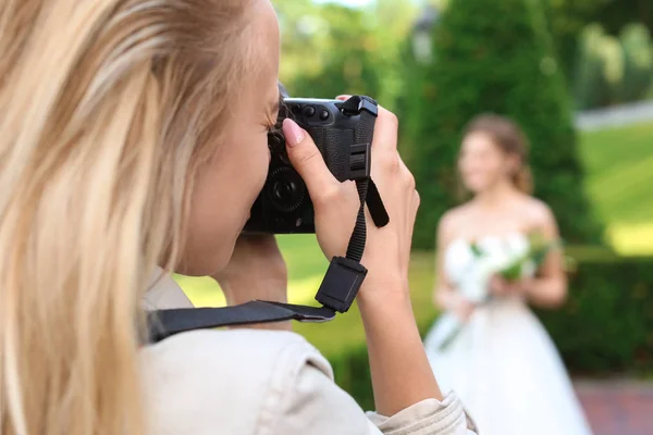 Professionele Fotograaf Foto Nemen Voor Mooie Bruid Buitenshuis Close — Stockfoto