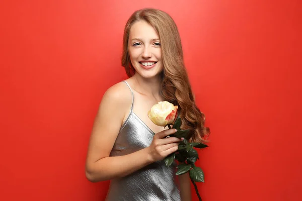 Ung Kvinna Med Vacker Blomma Färgbakgrund — Stockfoto