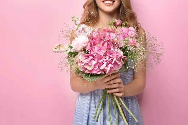 Jeune Femme Avec Belles Fleurs Sur Fond Couleur — Photo