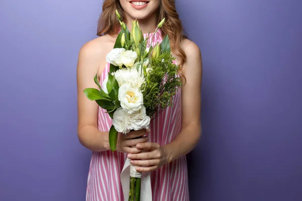 Jeune Femme Avec Belles Fleurs Sur Fond Couleur — Photo