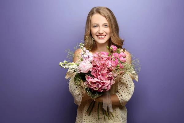 Ung Kvinna Med Vackra Blommor Färg Bakgrund — Stockfoto