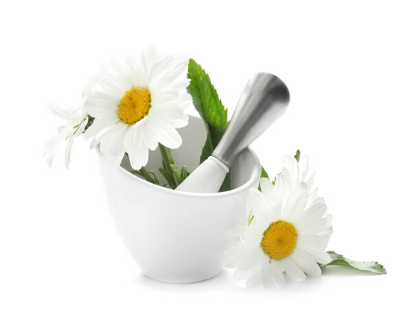 Ромашка цветы в растворе на белом фоне