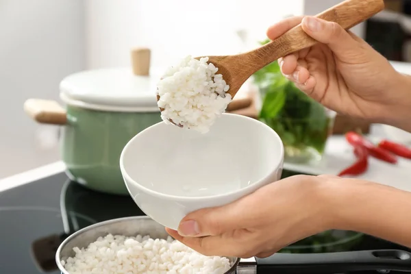 Mutfak Closeup Kase Haşlanmış Pirinç Koyarak Kadın — Stok fotoğraf