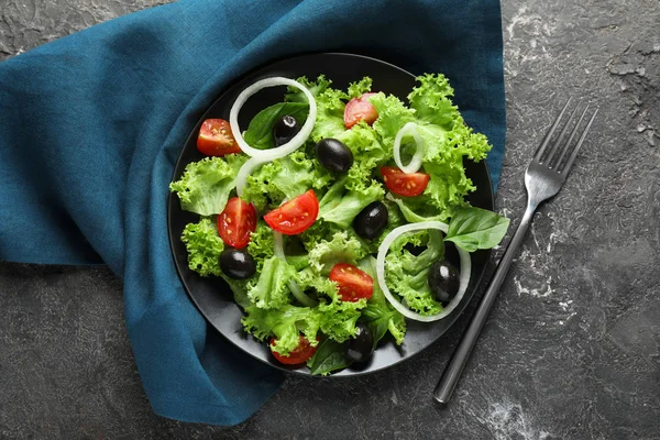 グレーのテーブルに美味しい新鮮なサラダ プレート — ストック写真