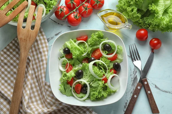 Piatto Con Deliziosa Insalata Fresca Tavola — Foto Stock