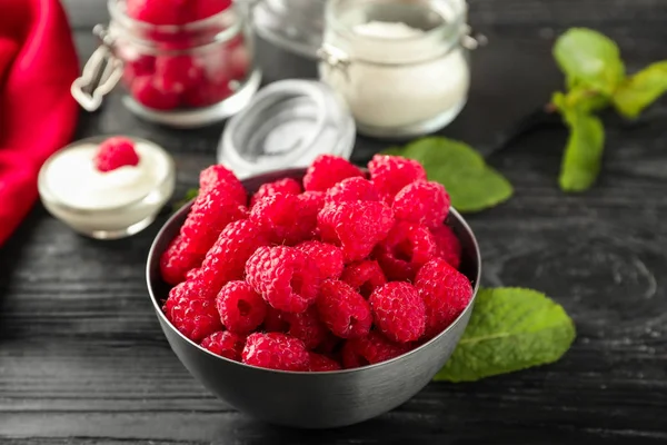 Bol Aux Framboises Fraîches Mûres Sur Table Bois — Photo