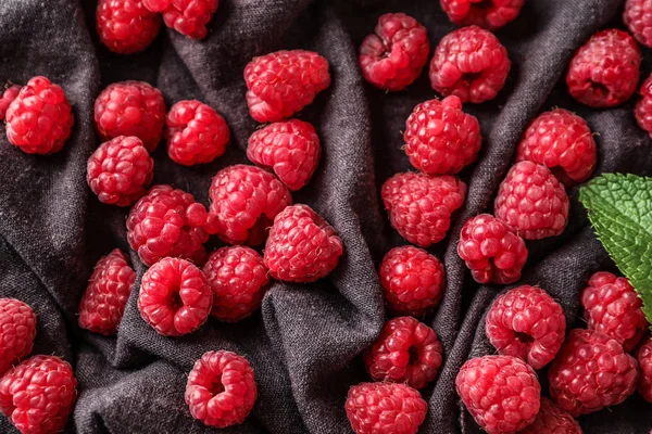 Framboises Fraîches Mûres Sur Tissu — Photo