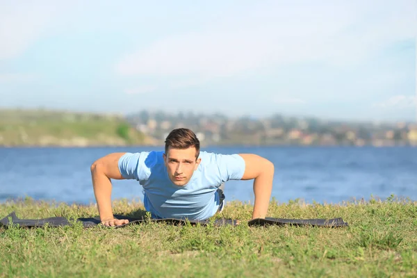 Deportivo Joven Entrenando Cerca Del Río Aire Libre —  Fotos de Stock