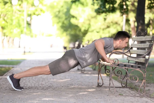 Jovem Desportivo Treinando Livre — Fotografia de Stock