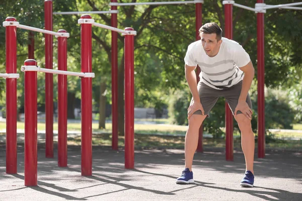 Giovane Sportivo Che Riposa Dopo Allenamento Sul Campo Sportivo All — Foto Stock