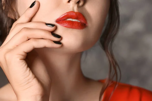 Mulher Bonita Com Manicure Profissional Fundo Cinza Escuro Close — Fotografia de Stock