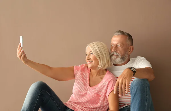 Mature Couple Taking Selfie Phone Color Wall Moving New House — Stock Photo, Image