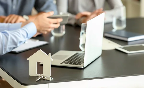 Schlüssel Und Laptop Auf Dem Tisch Büro Des Immobilienmaklers Konzept — Stockfoto