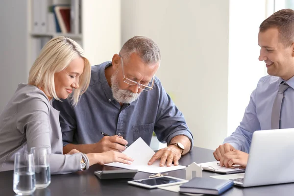 Ehepaar Unterschreibt Dokument Büro Eines Immobilienmaklers — Stockfoto