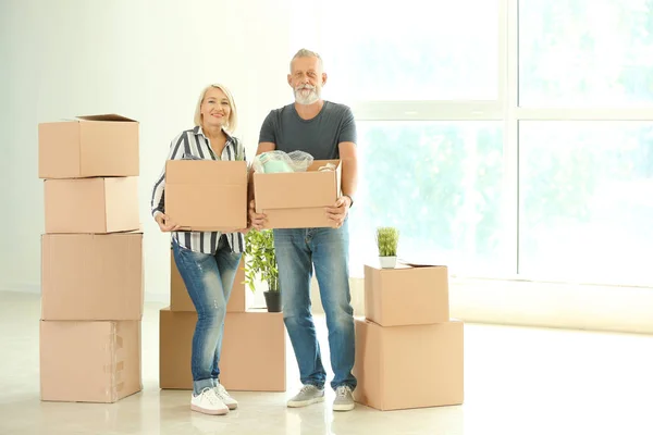 Ouder Paar Met Dozen Binnenshuis Verhuizen Naar Nieuw Huis — Stockfoto