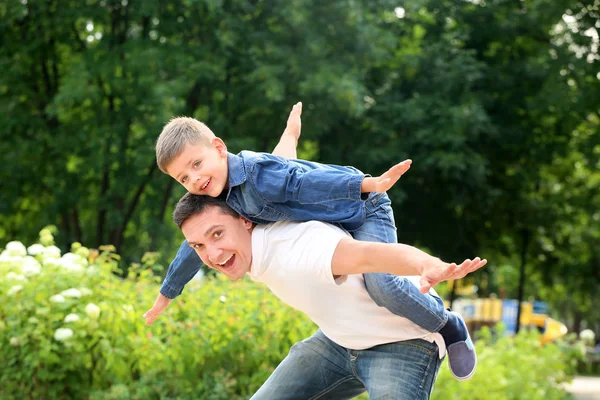 Niño Padre Jugando Aire Libre —  Fotos de Stock