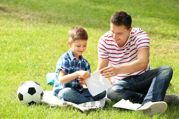 Ragazzino Suo Padre Fare Aereo Carta All Aperto — Foto Stock