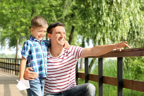 Porträtt Liten Pojke Och Hans Far Utomhus — Stockfoto