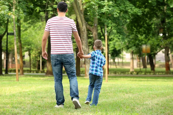 Liten Pojke Och Hans Far Promenader Utomhus — Stockfoto