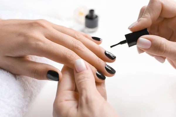 Mujer Joven Consiguiendo Manicura Profesional Salón Belleza Primer Plano —  Fotos de Stock