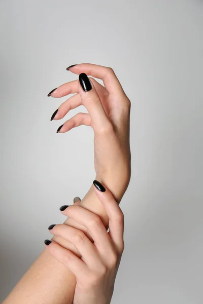 Manos Mujer Hermosa Con Manicura Profesional Sobre Fondo Gris — Foto de Stock