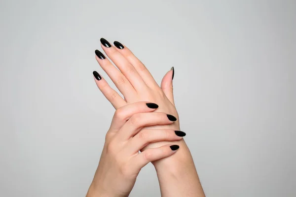 Mani Bella Donna Con Manicure Professionale Sfondo Grigio — Foto Stock