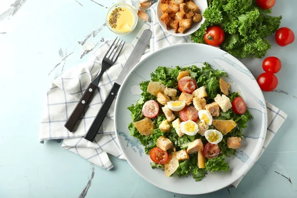 Teller Mit Leckerem Cäsar Salat Auf Dem Tisch — Stockfoto