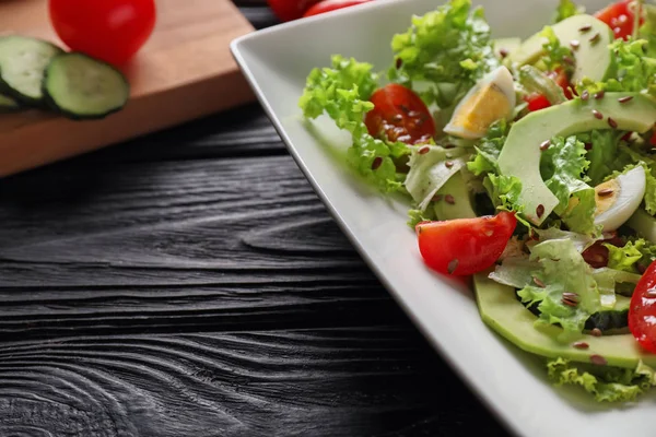 木製のテーブルに美味しい野菜サラダ プレート — ストック写真