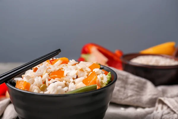 Μπολ Νόστιμο Ρύζι Λαχανικά Και Chopsticks Πίνακα — Φωτογραφία Αρχείου
