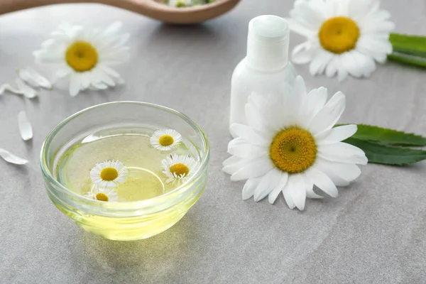 Papatya esans ve açık renkli kozmetik ile kase