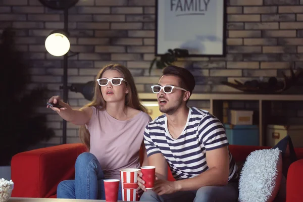 Jovem Casal Óculos Assistindo Filme Sofá Noite — Fotografia de Stock