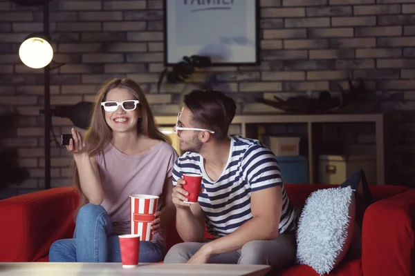 Pareja Joven Gafas Viendo Película Sofá Por Noche — Foto de Stock