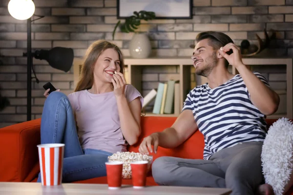 Pareja Joven Viendo Televisión Sofá Por Noche —  Fotos de Stock